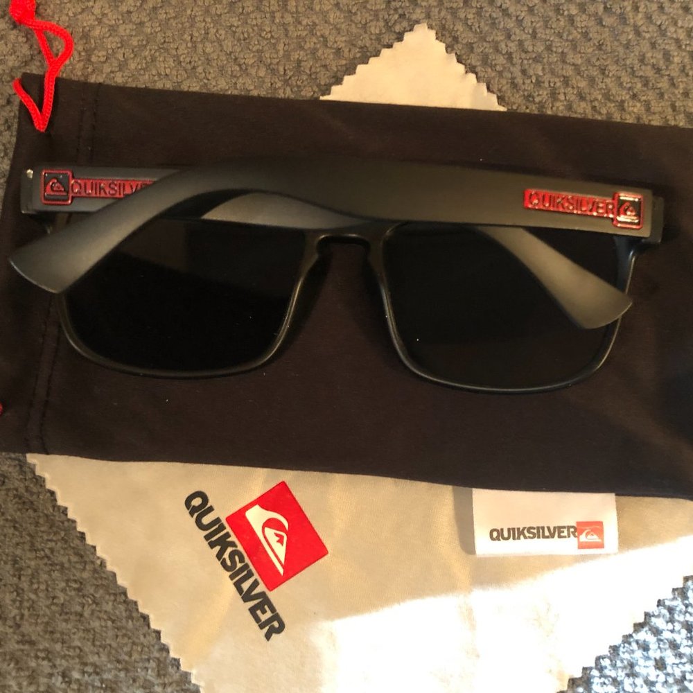 New QuikSilver Sunglass Set